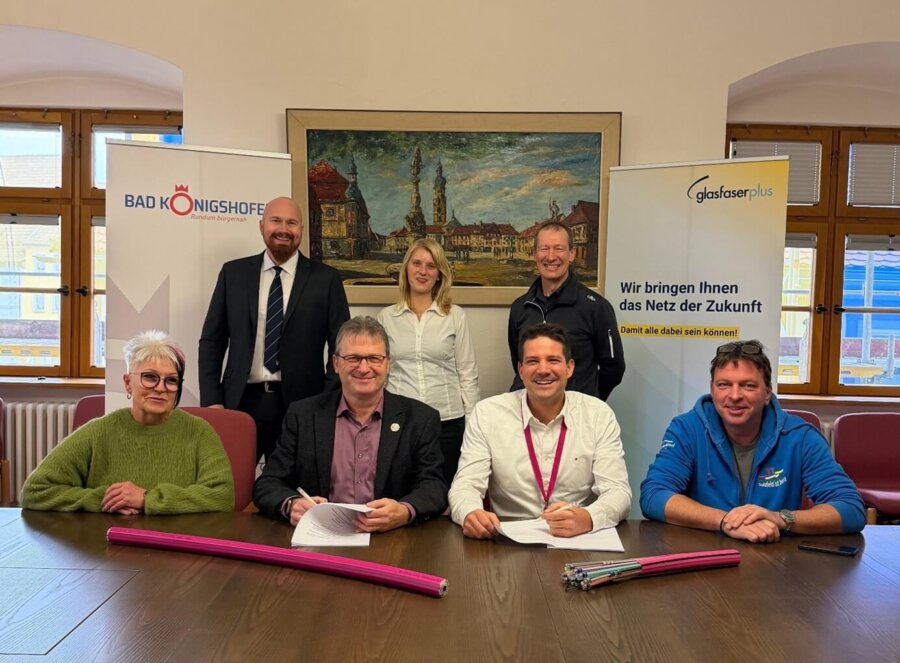 Über den Abschluss des Ausbauvertrages mit der GlasfaserPlus GmbH freuen sich: (vorne von links:) Doris Warmuth (2. Bürgermeisterin der Gemeinde Sulzdorf a. d. Lederhecke), Thomas Helbling (1. Bürgermeister der Stadt Bad Königshofen i. Gr.), Thomas Andreas Hofmann (Deutsche Telekom Technik GmbH / GlasfaserPlus GmbH), Jürgen Heusinger (1. Bürgermeister der Gemeinde Sulzfeld i. Gr.); (hinten von links:) Frank Reichert (Landkreis Rhön-Grabfeld | Kreisentwicklung), Sabrina Schlinke (Verwaltungsgemeinschaft Bad Königshofen i. Gr. | Bauamt), Christian Bregulla (Stadt Bad Königshofen i. Gr. | IT-Administrator) Foto: David Hendrix (Stadt Bad Königshofen i. Gr.)