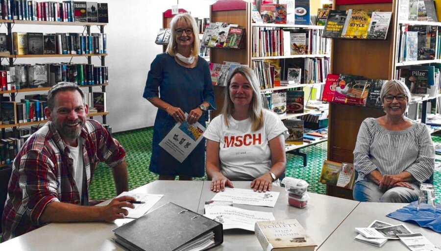 Von links sitzend: Frank Helmerich, Petra Friedl und Angelika Wilimsky. <br>Hinten: Die Bibliothekarin Annedore Dietz-Holzheimer